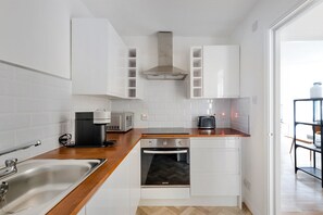 Jääkaappi, mikroaaltouuni, uuni, liesi