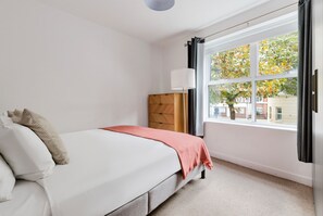 2 habitaciones, tabla de planchar con plancha, wifi y ropa de cama 