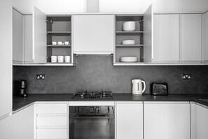 Kühlschrank, Mikrowelle, Ofen, Geschirrspüler
