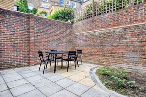 Outdoor dining - Airy Maida Vale 2BR w/ Outdoor Space, nr Little Venice, by Blueground (London)