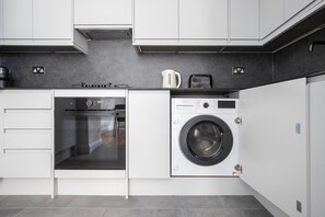 Kühlschrank, Mikrowelle, Ofen, Geschirrspüler