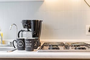 Réfrigérateur, micro-ondes, plaque de cuisson