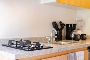 Refrigerador, microondas, placa de cocina, cafetera/tetera
