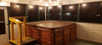 Super close to beaches, the historic triangle, and bush gardens!