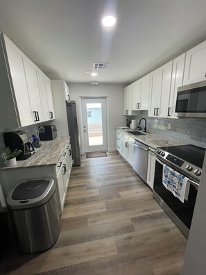 ثلاجة، ميكروويف، فرن، موقد طهي مسطح