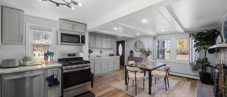 Frigorifero, microonde, forno, piano cottura