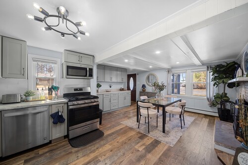 Lake front Bliss/ Your perfect get away on the water.