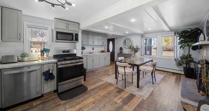 Lake front Bliss/ Your perfect get away on the water.