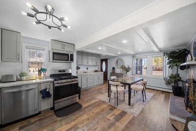 Lake front Bliss/ Your perfect get away on the water.