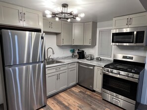 Kylskåp, mikrovågsugn, ugn och spishäll