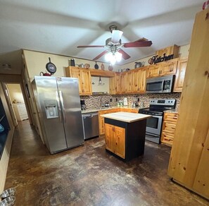 Fridge, microwave, oven, stovetop - Rustic River Valley House
 (Oppelo)