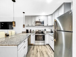 Réfrigérateur, four à micro-ondes, un four, surface de cuisson