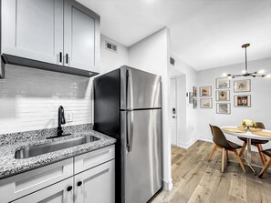 Réfrigérateur, four à micro-ondes, un four, surface de cuisson