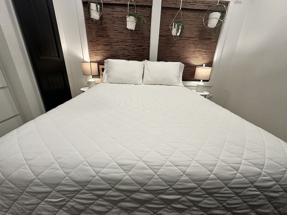 Cabin in the piney woods of East Texas, near lakes and state parks