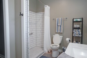 Shower, hair dryer, towels, toilet paper - Spacious Home in Moors Community on KY Lake with Outdoor Hot Tub and Fire Pit (Gilbertsville)