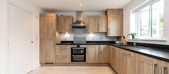 Stunning 5-Bed House in Ashford