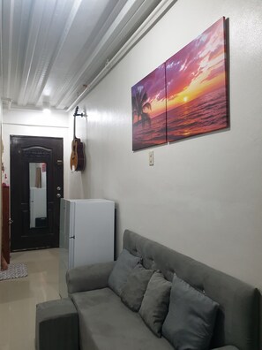 Living area - Strong internet, hot shower, cozy place. Your home away from home (Parañaque)