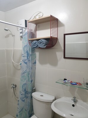 Shower, bidet, towels, soap - Strong internet, hot shower, cozy place. Your home away from home (Parañaque)