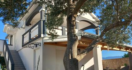 Apartment with a pool, mountainview, near the sea!