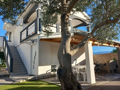 Apartment with a pool, mountainview, near the sea!
