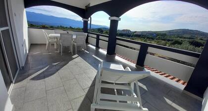 Apartment with a pool, mountainview, near the sea!