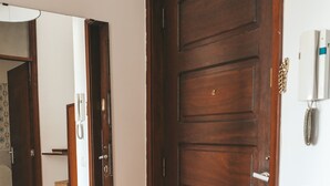 Une porte en bois avec un trou de serrure et une sonnette.