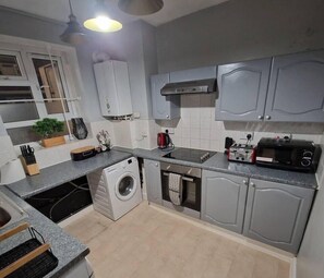 Fridge, microwave, oven, stovetop - Charming Three Bedroom 5 double Bed Apt in London (London)