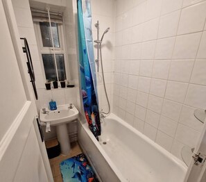 Combined shower/bathtub, hair dryer, towels