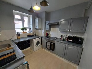 Fridge, microwave, oven, stovetop - Charming Three Bedroom 5 double Bed Apt in London (London)