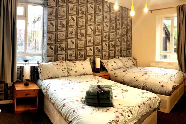 3 bedrooms, iron/ironing board, WiFi, bed sheets - Charming Three Bedroom 5 double Bed Apt in London (London)