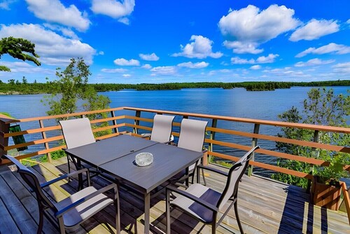 Cozy 3 bedroom boat access Island on Lake of the Woods with electricity.