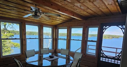 Cozy 3 bedroom boat access Island on Lake of the Woods with electricity.