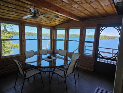 Cozy 3 bedroom boat access Island on Lake of the Woods with electricity.