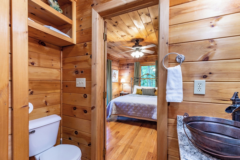The Owl's Nest Cabin w/ Long Range Mountain Views, Hiking, White Water