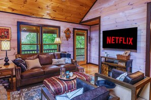 Smart-tv, een open haard, een dvd-speler en tafelvoetbal