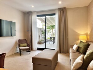 TV - Sitges Spaces Garden Oasis - 3 Bedroom/2 Bath/Garden- Sleeps 7 (5+2) (Sitges)