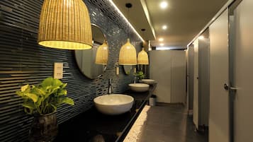 Design Shared Dormitory, Mixed Dorm, Mountain View | Bathroom | Shower, hair dryer, bidet, towels