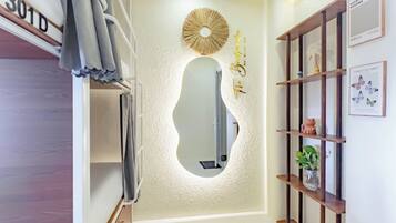 Dormitório compartilhado design, em dormitório misto, vista para a montanha | Camas com colchões pillow-top, quartos à prova de som, Wi-Fi de cortesia