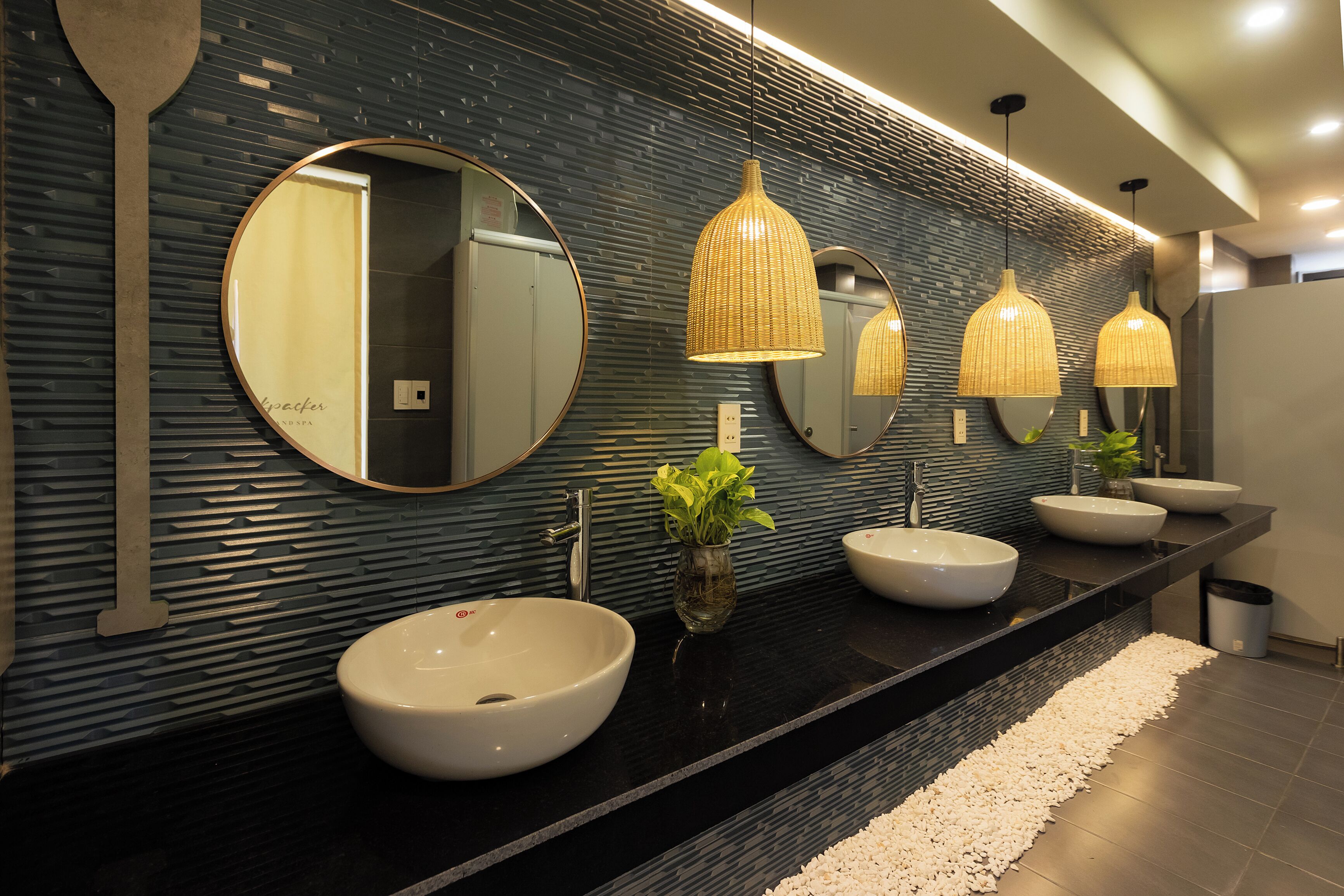 Felles sovesal – design, for menn og kvinner, fjellutsikt | Bad | Dusj, hårføner, bidé og håndklær