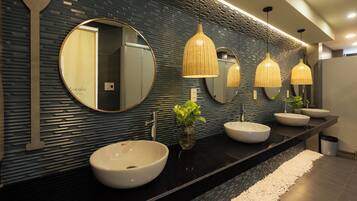 Felles sovesal – design, for menn og kvinner, fjellutsikt | Bad | Dusj, hårføner, bidé og håndklær