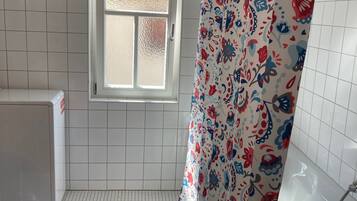 Badkar, hÄrtork och handdukar