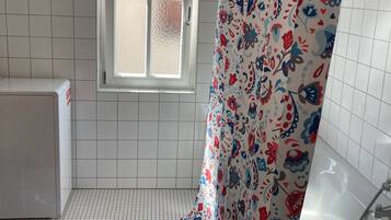 Bañera, artículos de tocador gratuitos, secador de pelo, toallas