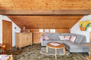 TV - Apartment 'Im Haus Kempkens' with Private Terrace, Balcony and Wi-Fi (Wasserburg)