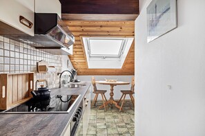 Fridge, oven, stovetop, dishwasher - Apartment 'Im Haus Kempkens' with Private Terrace, Balcony and Wi-Fi (Wasserburg)