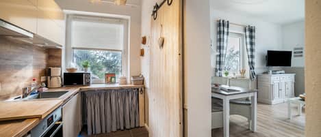 冷蔵庫、電子レンジ、オーブン、コンロ