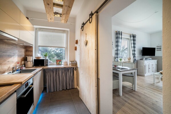 Kühlschrank, Mikrowelle, Ofen, Herdplatte