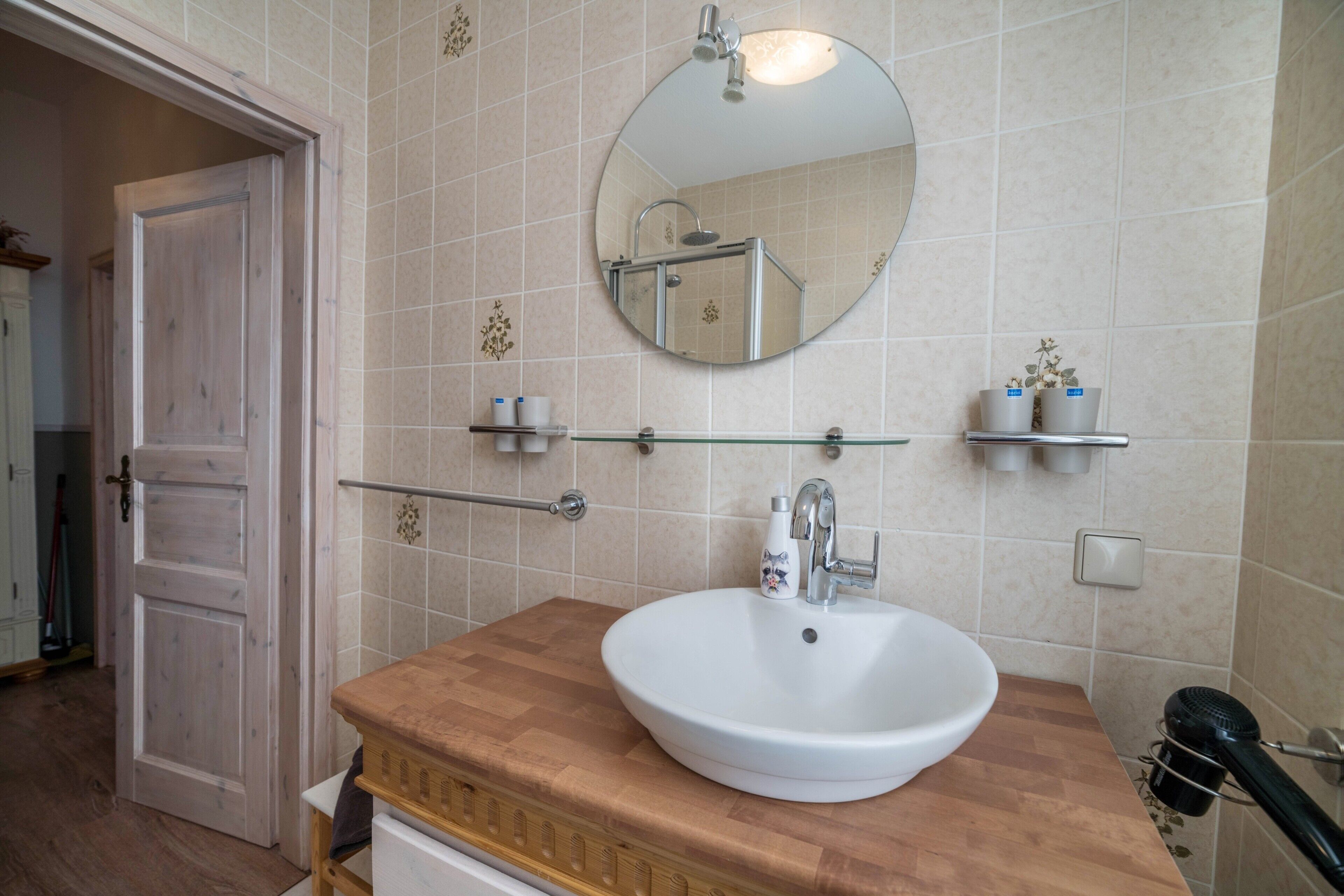 Suihku, ilmaiset hygieniatuotteet, hiustenkuivaaja, pyyhkeet