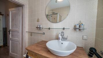 Dusche, kostenlose Toilettenartikel, Haartrockner, Handtücher