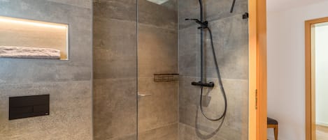 Douche, séchoir à cheveux, serviettes fournies