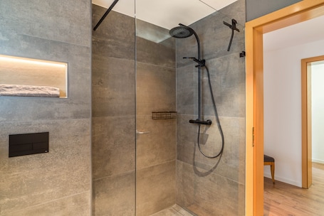 Shower, hair dryer, towels. Apartment 'Gartenblick' with Wi-Fi